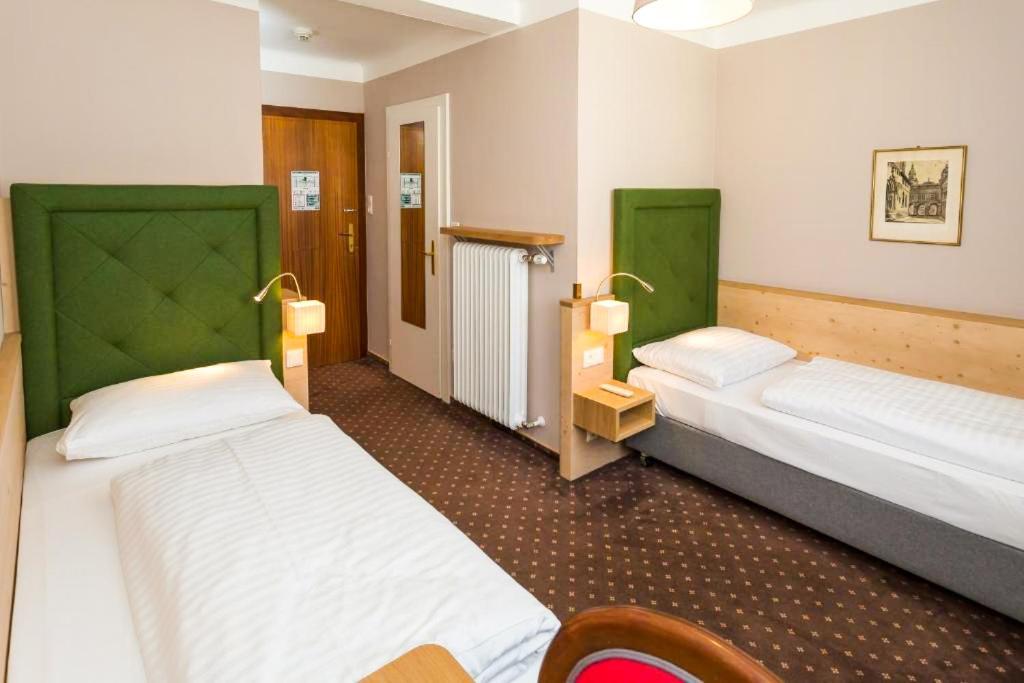 Twin Room,1434180112:JPEG