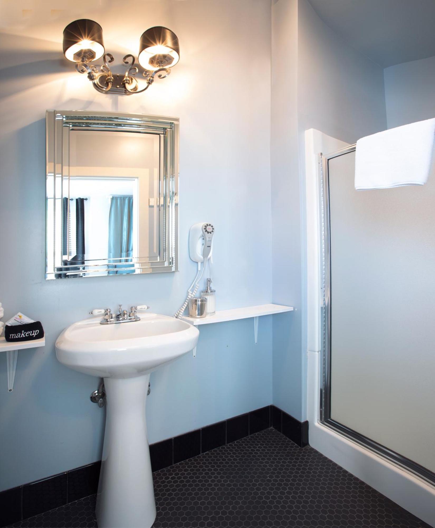 Ground Floor Deluxe King Room Private Bathroom