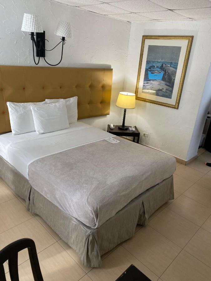 Standard Room, One Queen Bed