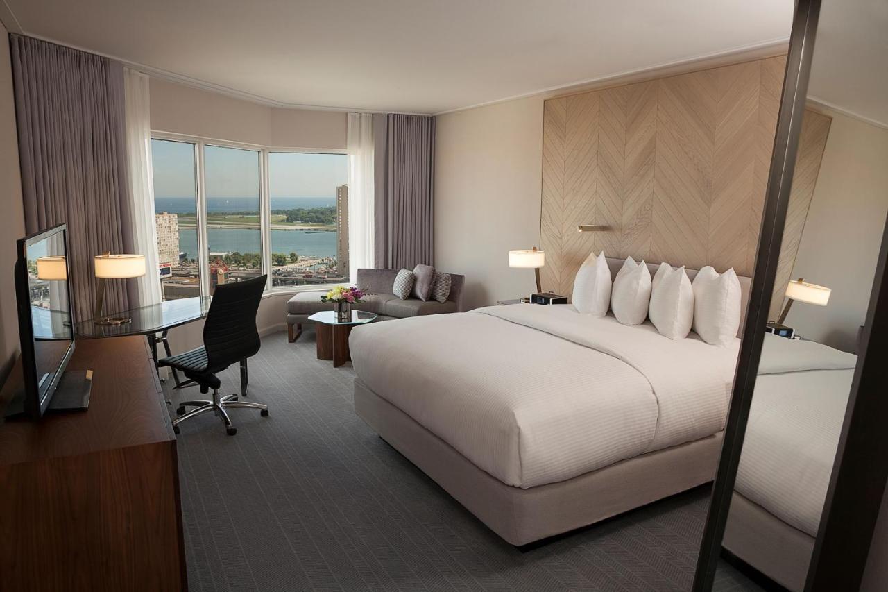 1 King Premium Lake Ontario View High Floor,1113921654:JPEG