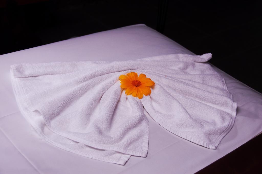 Honeymoon Suite,109437597:JPEG