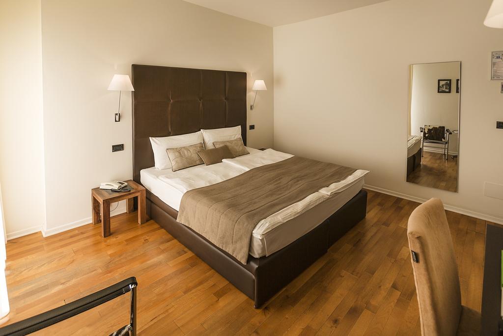 Double Room with Lake View,682444047:JPEG