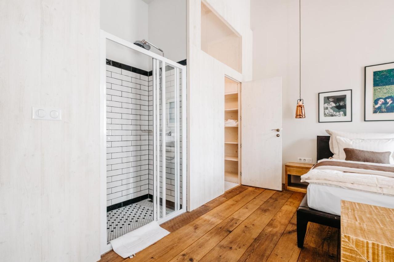 Deluxe Double Room Shower