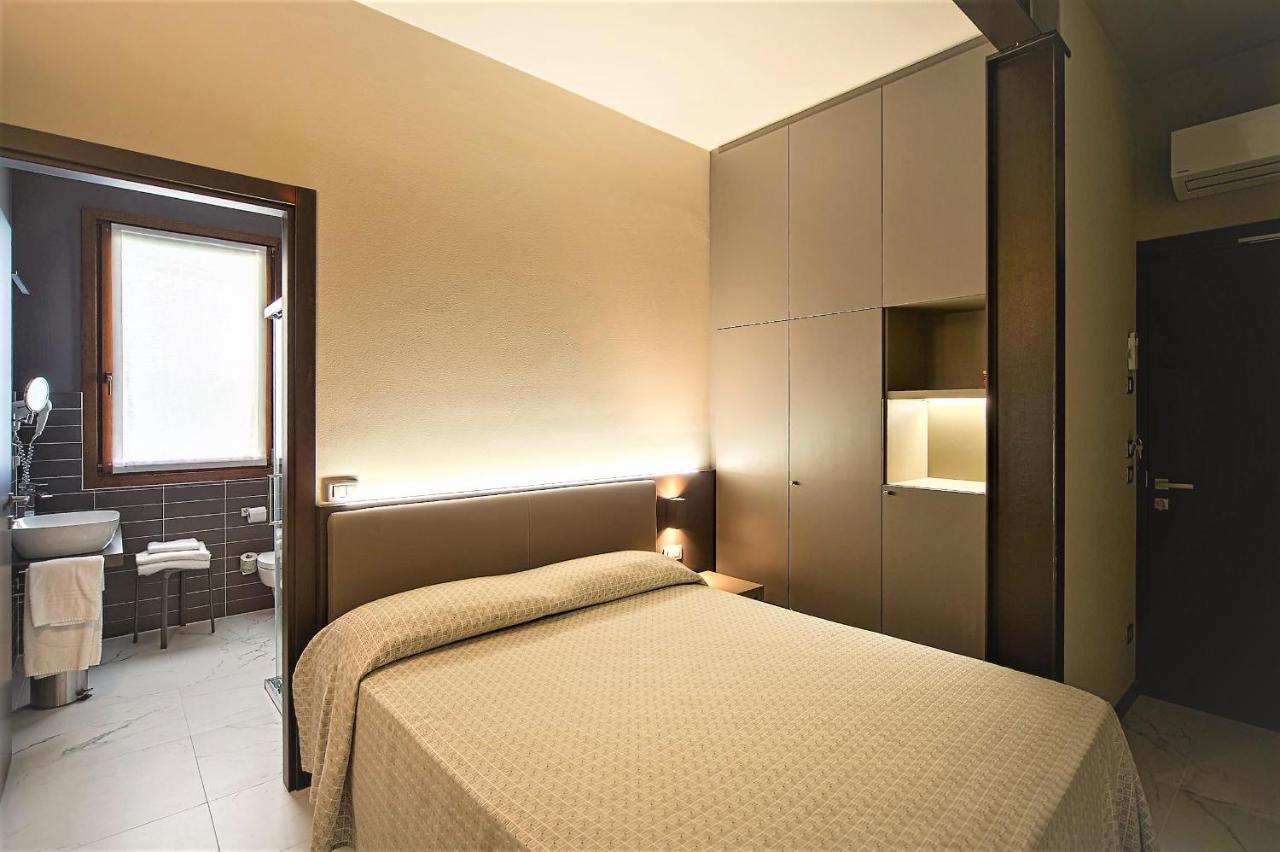 Small Double Room,1234971581:JPEG