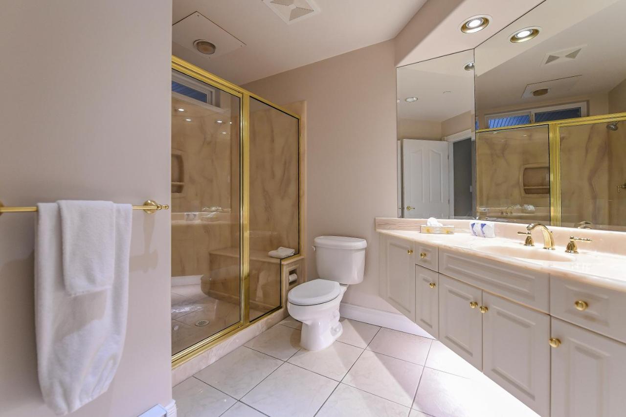One-Bedroom Suite Whirlpool