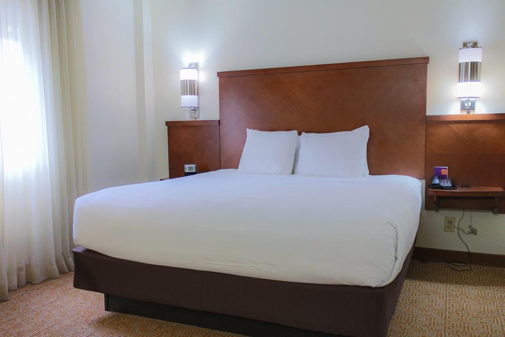 Zimmer mit Kingsize-Bett und Schlafsofa