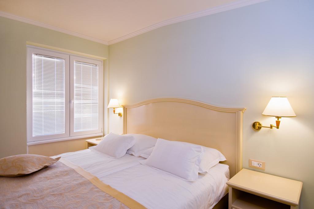 Luxury Studio Apartment with Balcony and Side Sea View