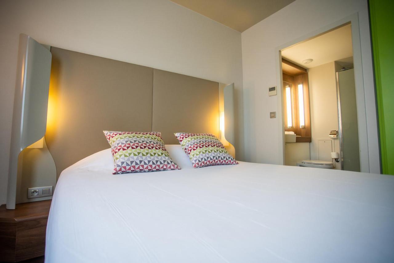 Standard Queen Room with Three Single Beds,1132330929:JPEG