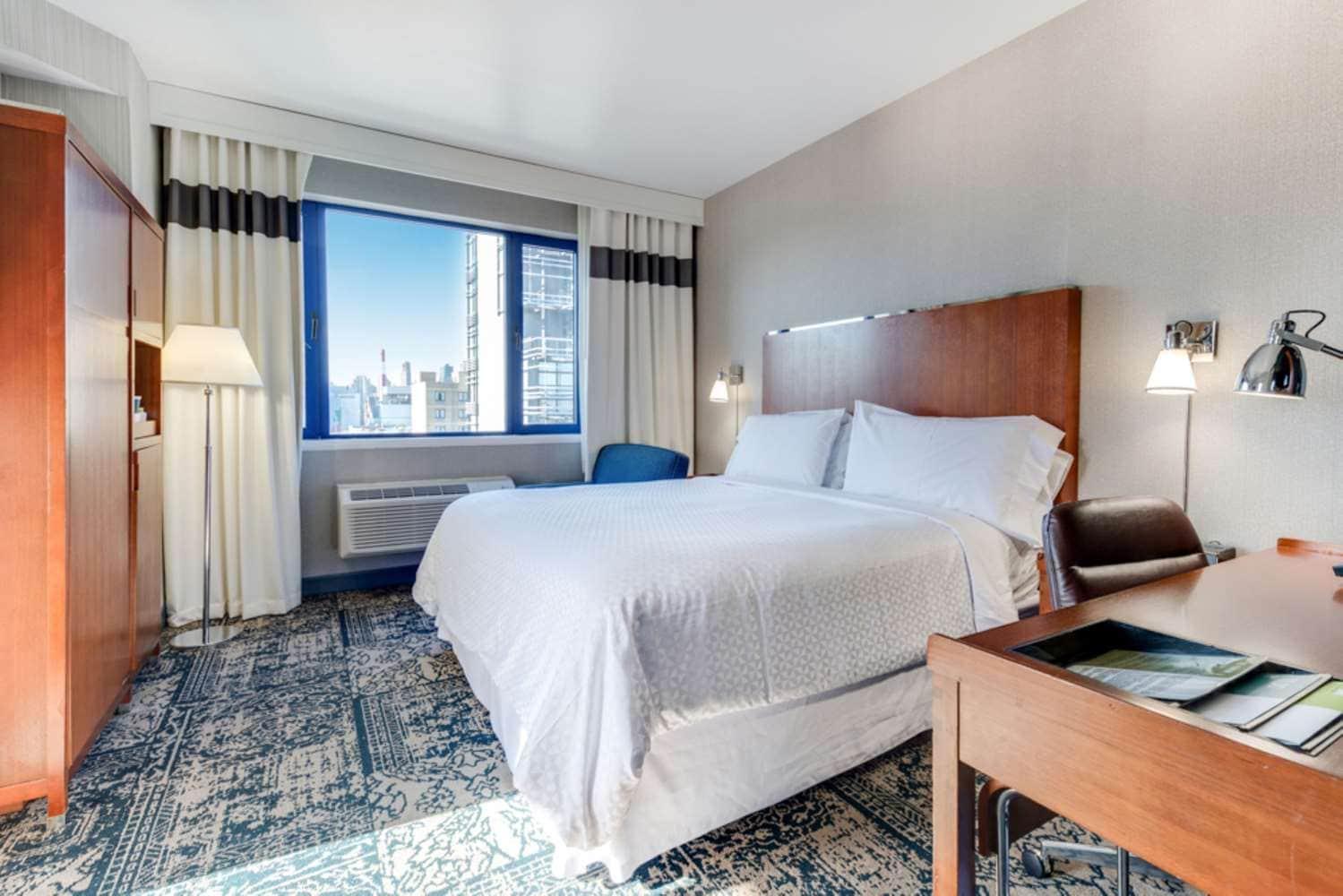 Zimmer mit Kingsize-Bett, Balkon und Stadtblick