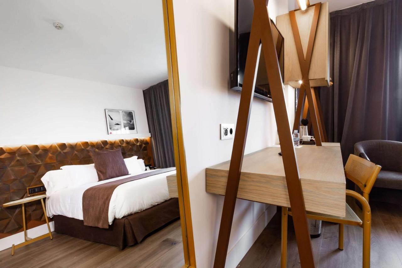 Standard Room with One King and Bunk Bed - Non-Smoking,1142010493:JPEG