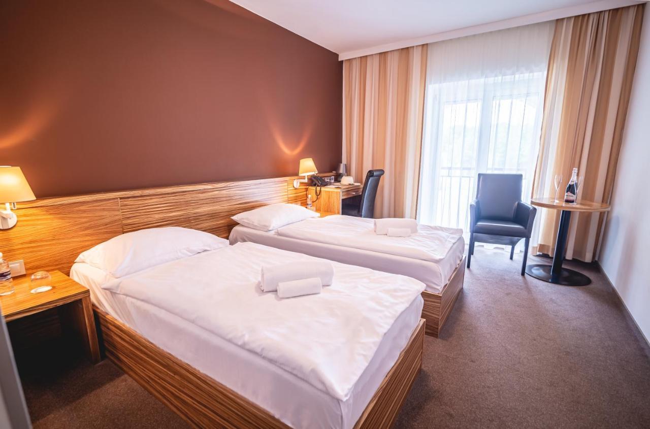 Twin Room,1498556650:JPEG