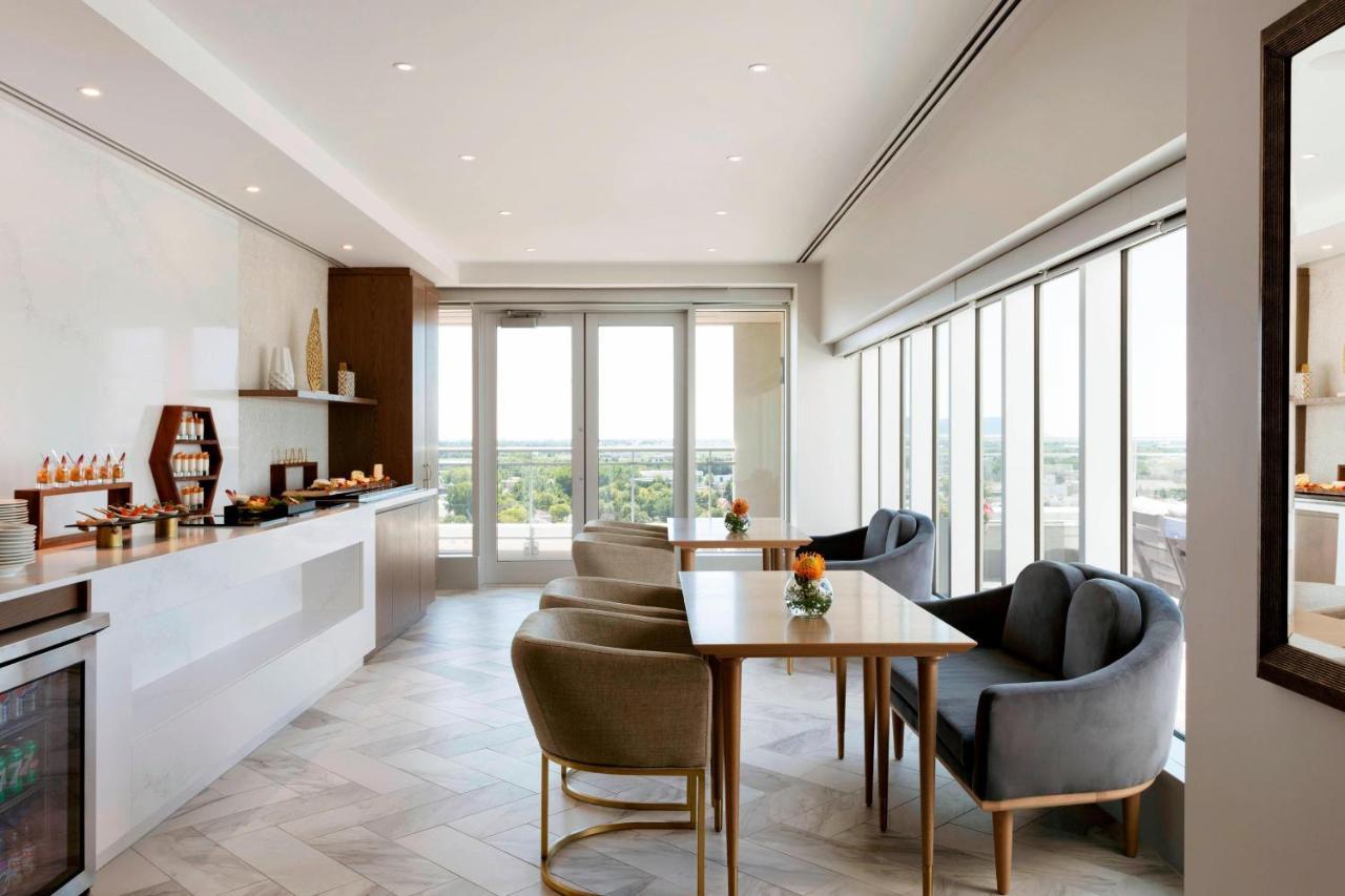 Club lounge access, Junior Suite, In Loft: 1 King, City view