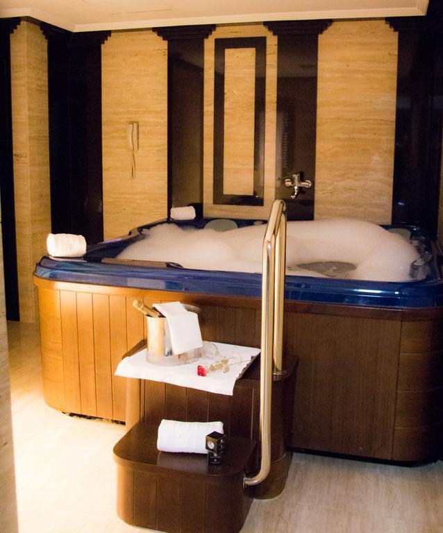Grand Suite with Jacuzzi®,120293286:JPEG