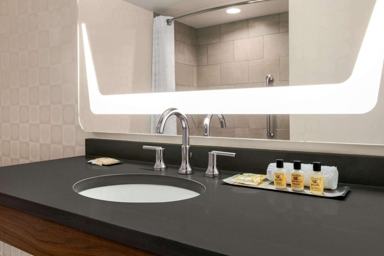 Deluxe King Room - Non-Smoking,1181073655:JPEG