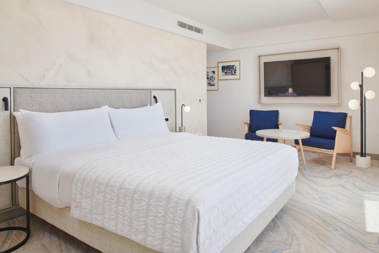 Elegant Room King bed Sea View