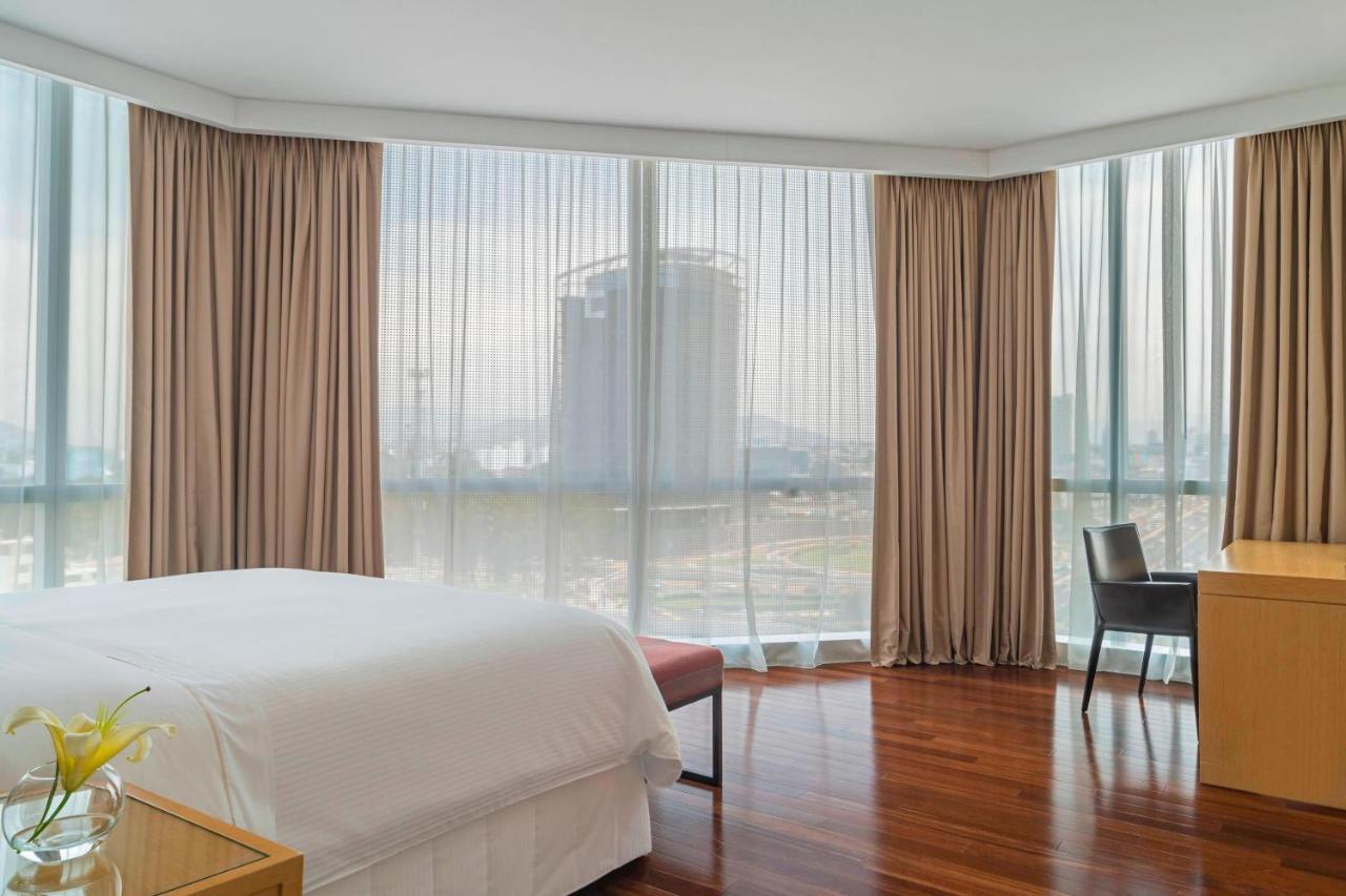 Deluxe Guest Room 1 King Low floor
