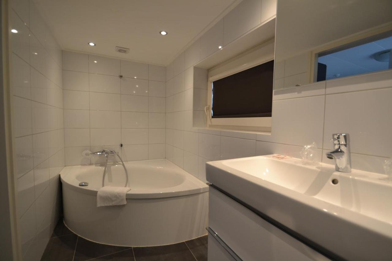 Twin Room Bath,1188086047:JPEG