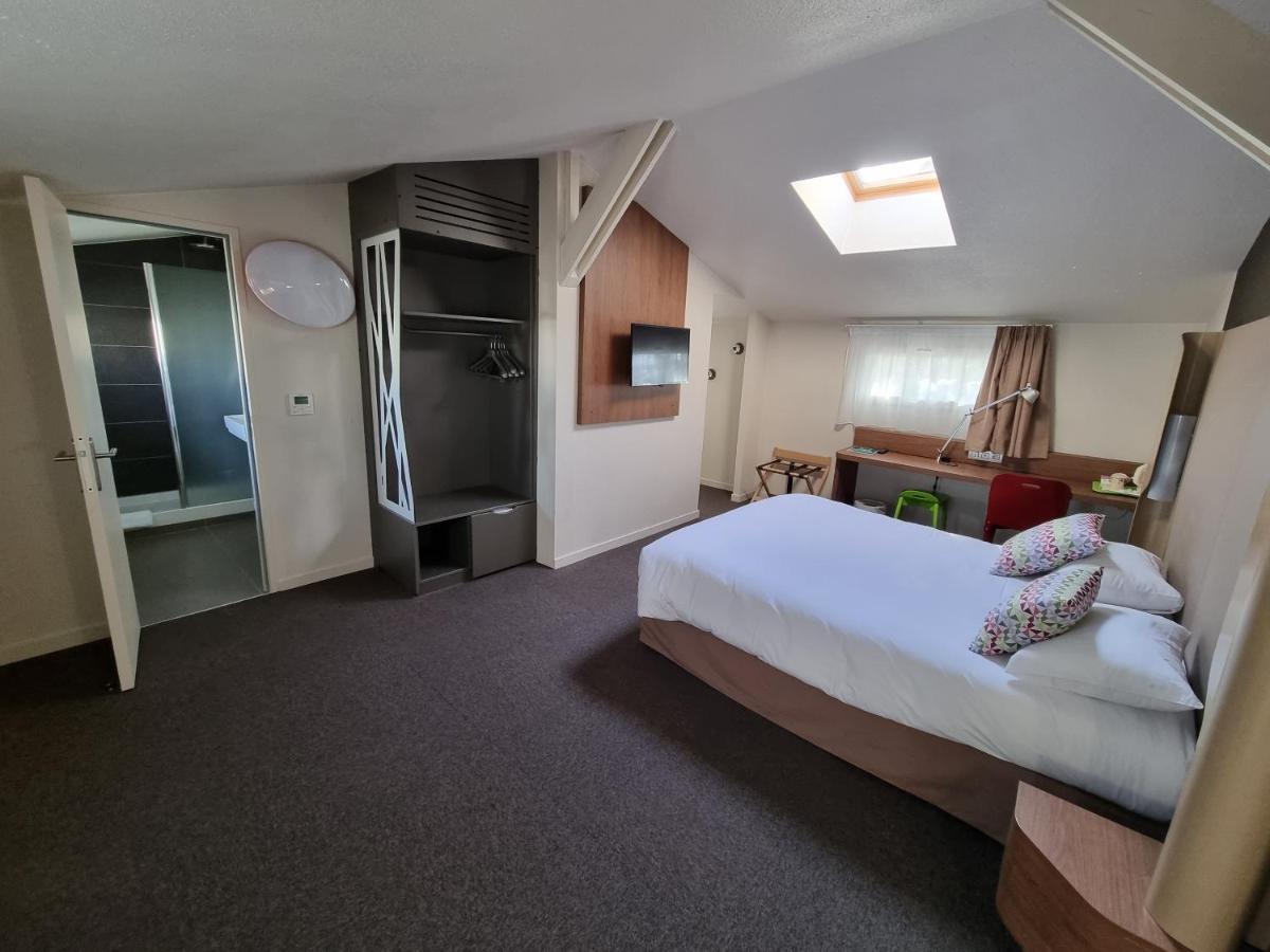 Room One Double Twin Beds