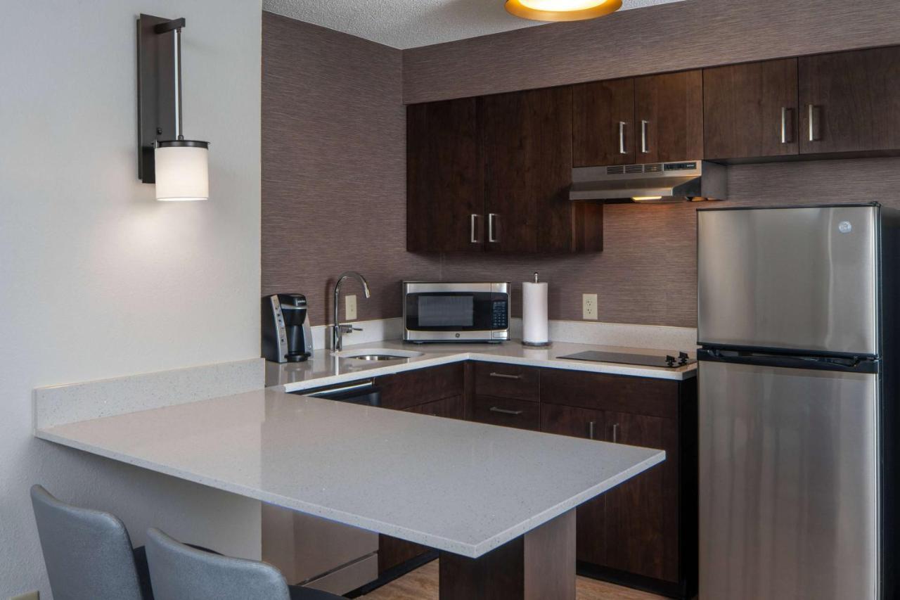 One-Bedroom Queen Suite