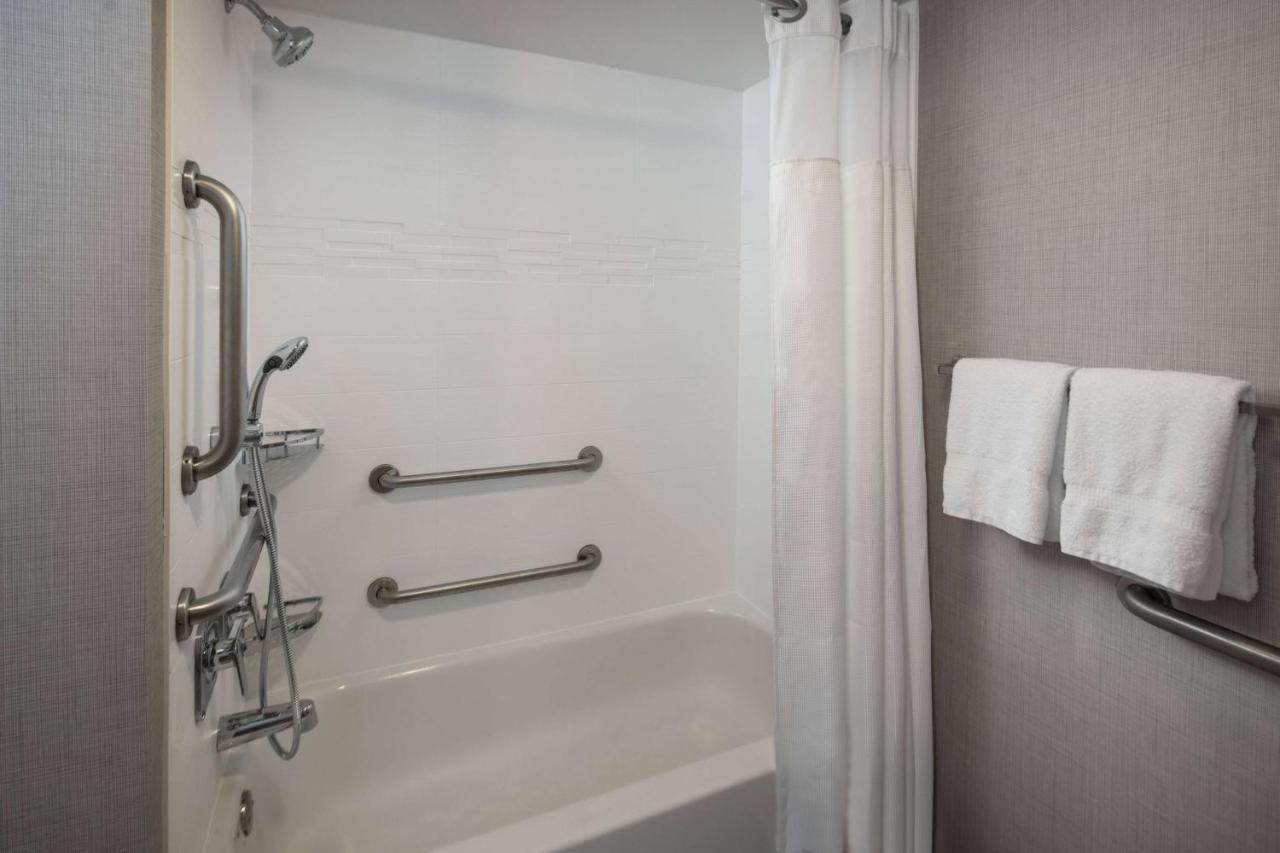 Studio Suite Queen with Bathtub - Mobility Accessible