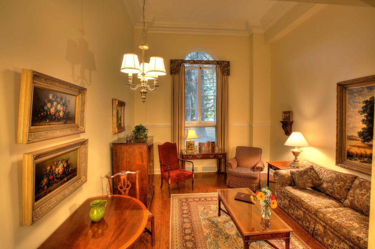 Deluxe One-Bedroom Suite