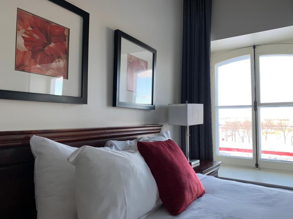 Standard King-sized bed room,1073353108:JPEG