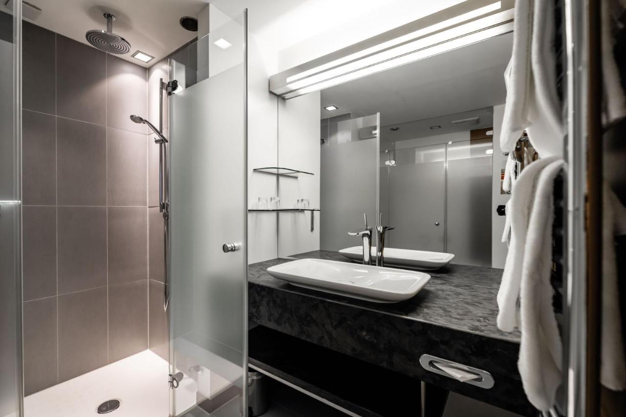 Comfort Doppelzimmer mit seitlichem Flussblick und Balkon