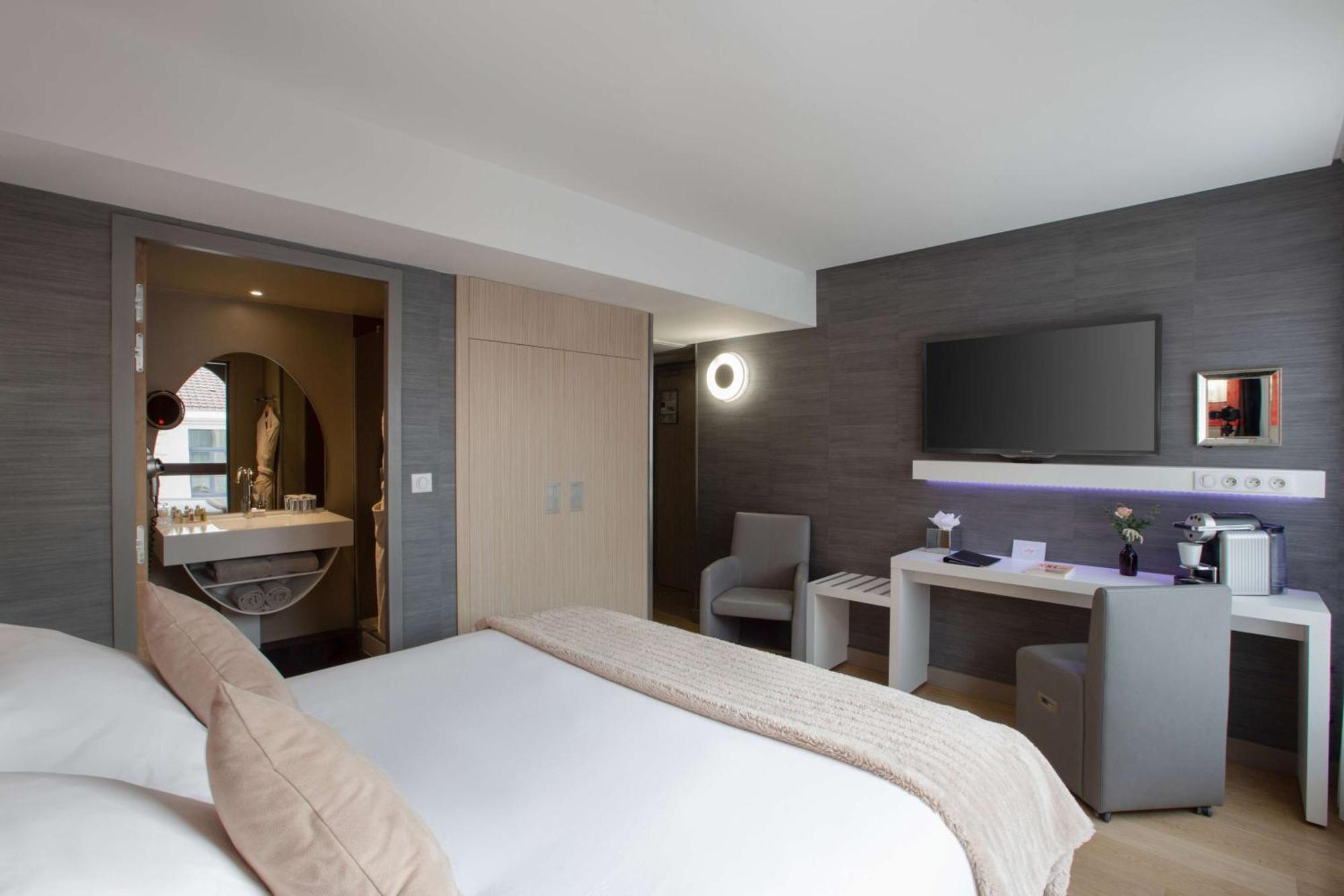 Deluxe Queen Room
