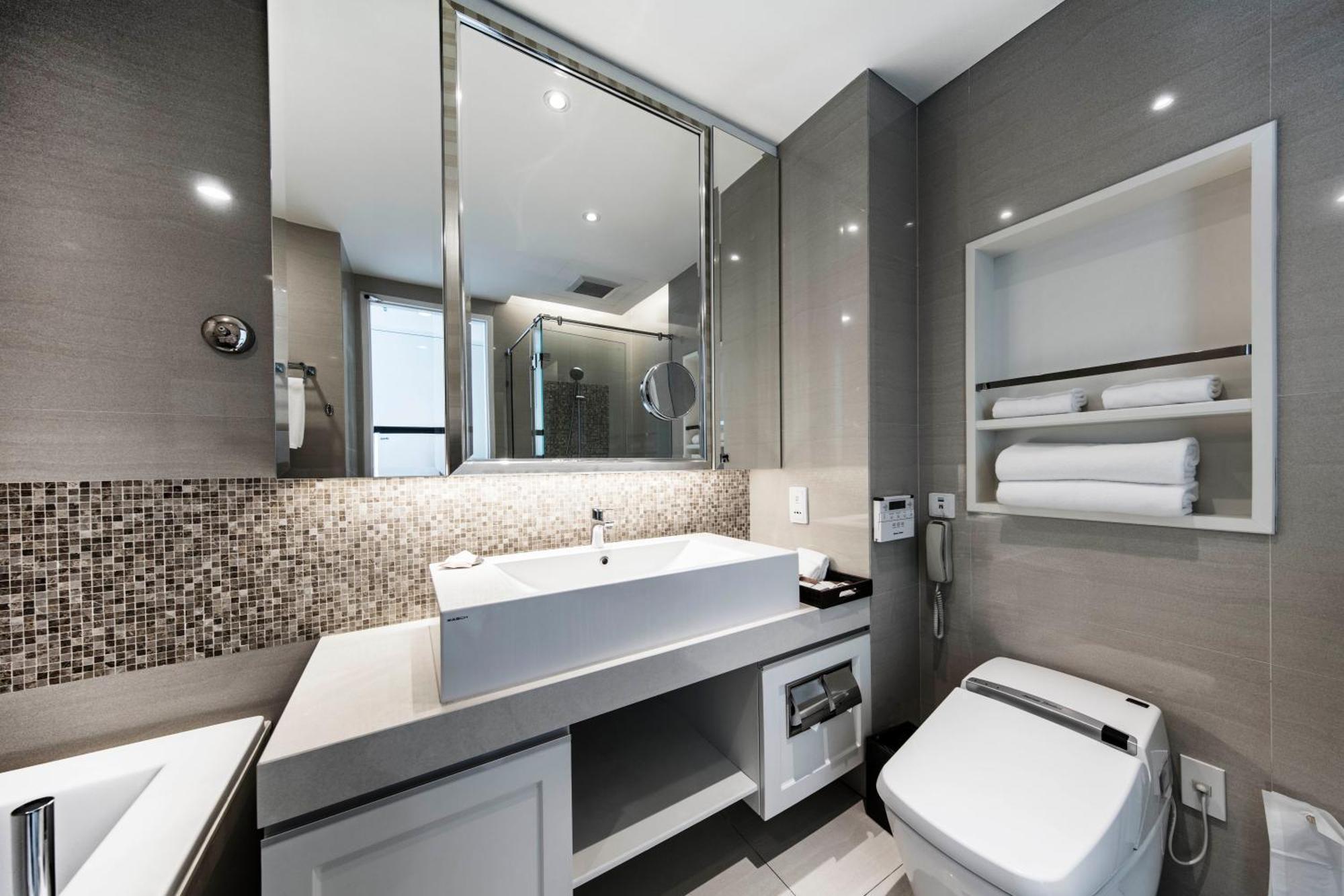 Deluxe Premium Double or Twin Room,1540223590:JPEG