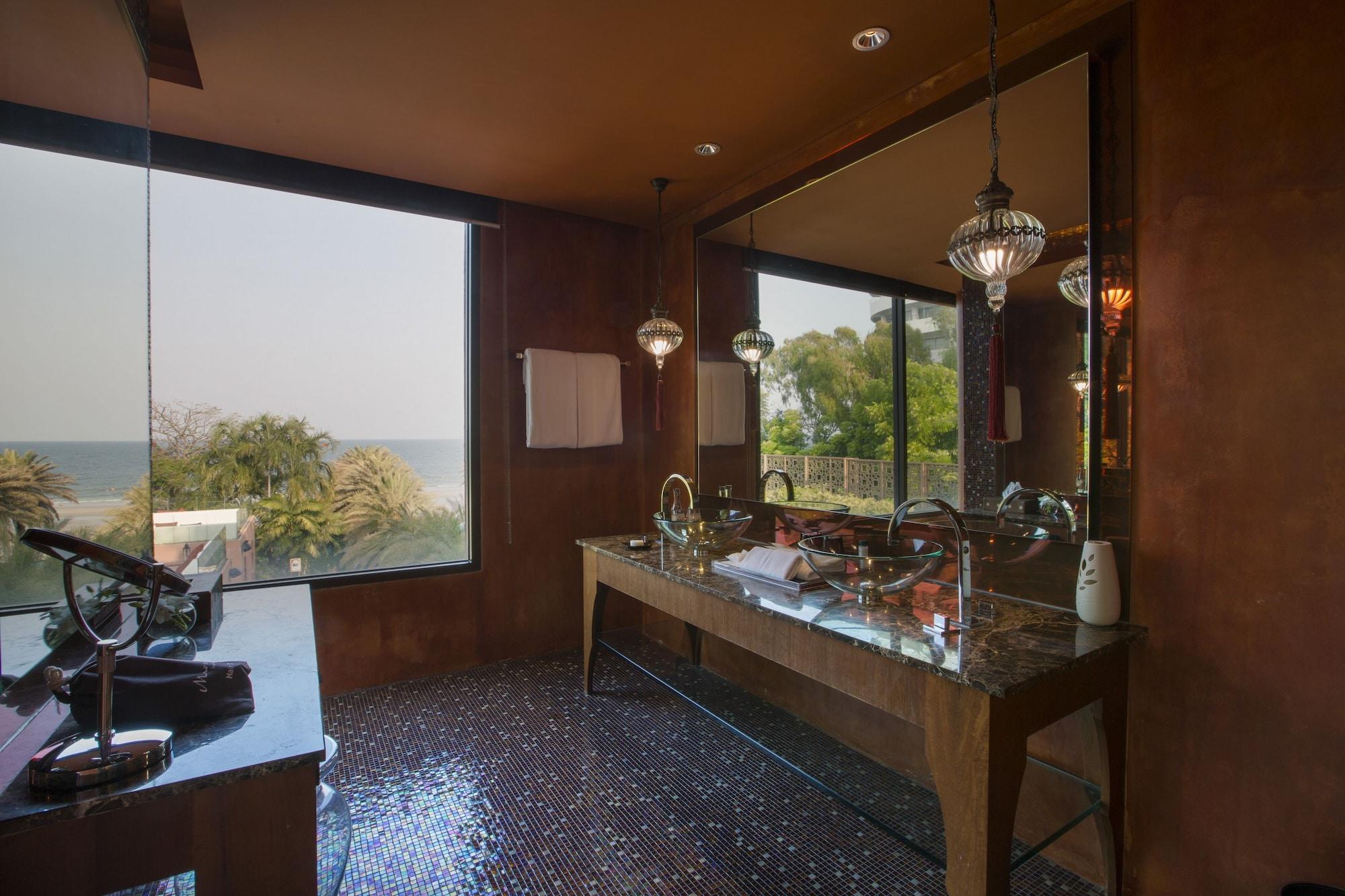 Oceanfront Suite Balcony Jacuzzi