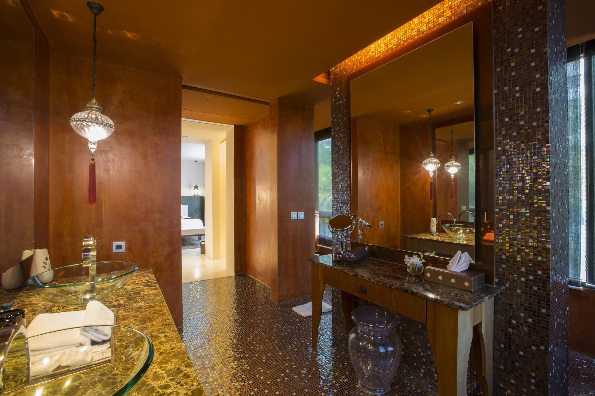 Oceanfront Suite Bedroom Jacuzzi