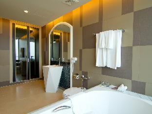 Two-Bedroom Royal Suite Sea View
