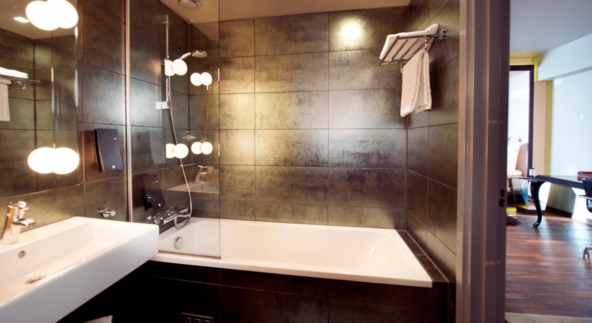 Suite,1278601729:JPEG