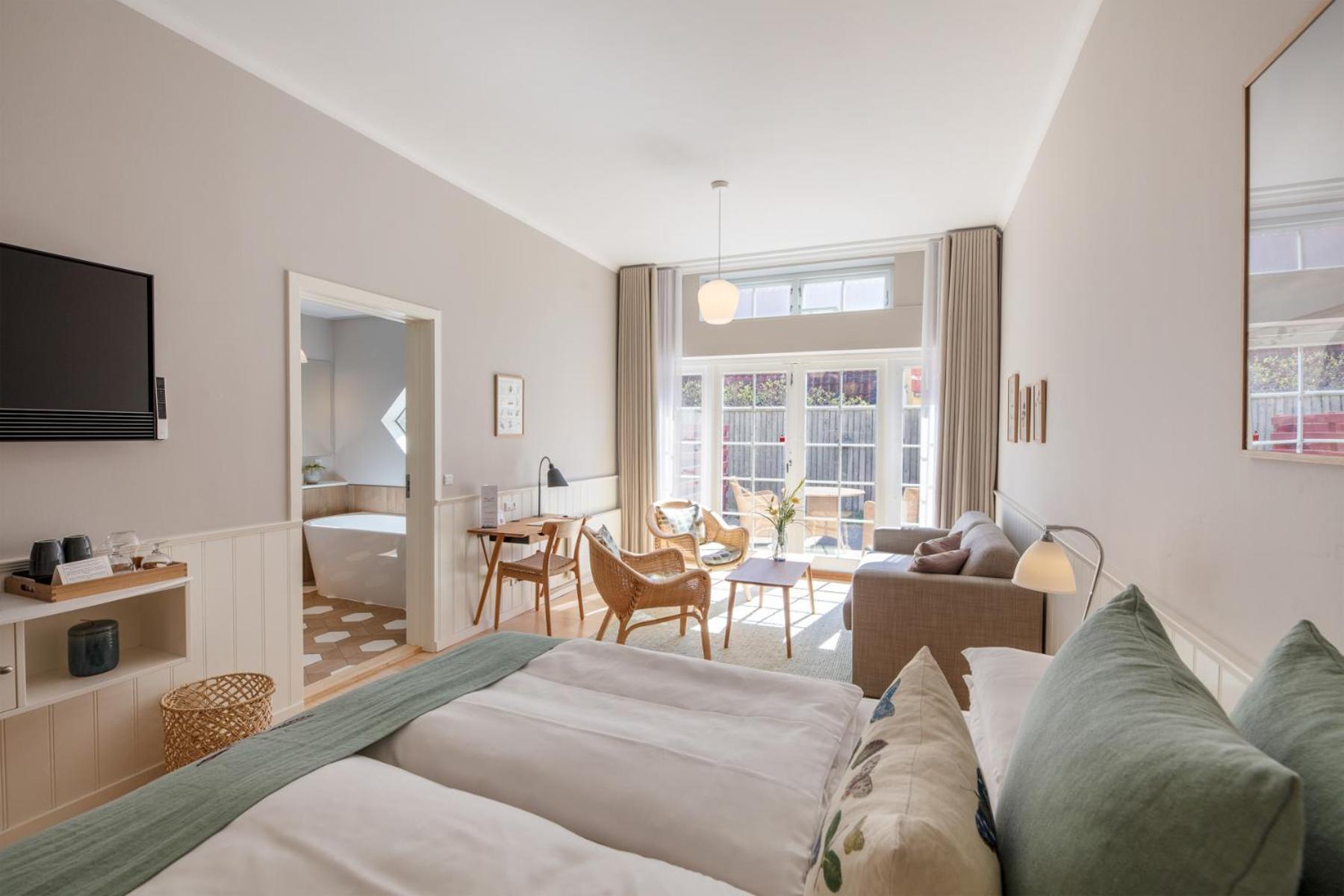 Junior Suite with Bathtub,1210144174:JPEG