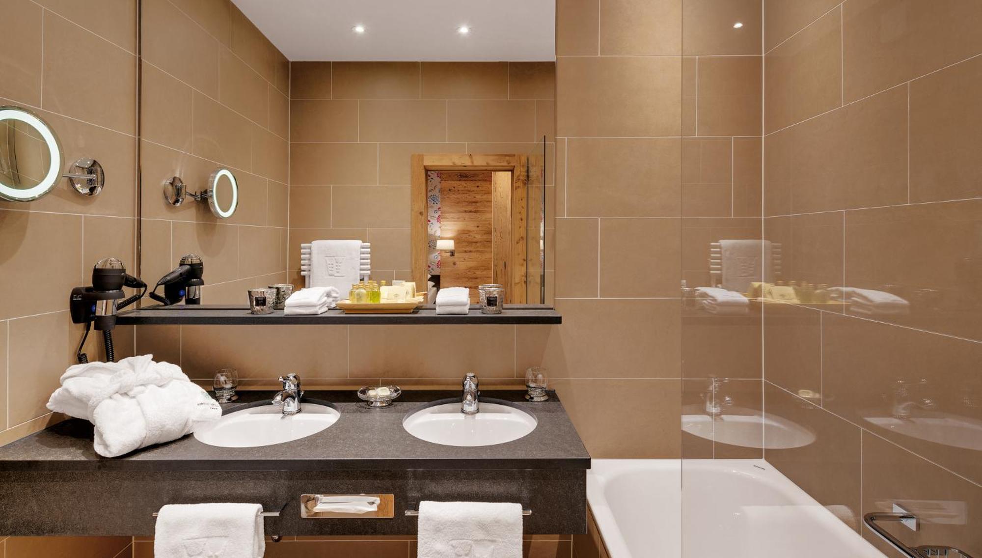 Deluxe Double Room,1210325890:JPEG