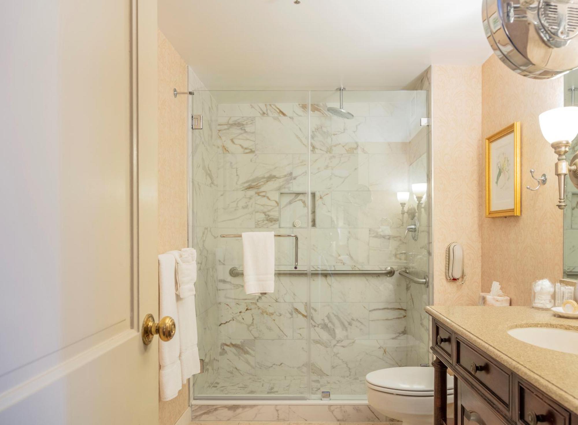 Deluxe Queen Room,1210613680:JPEG