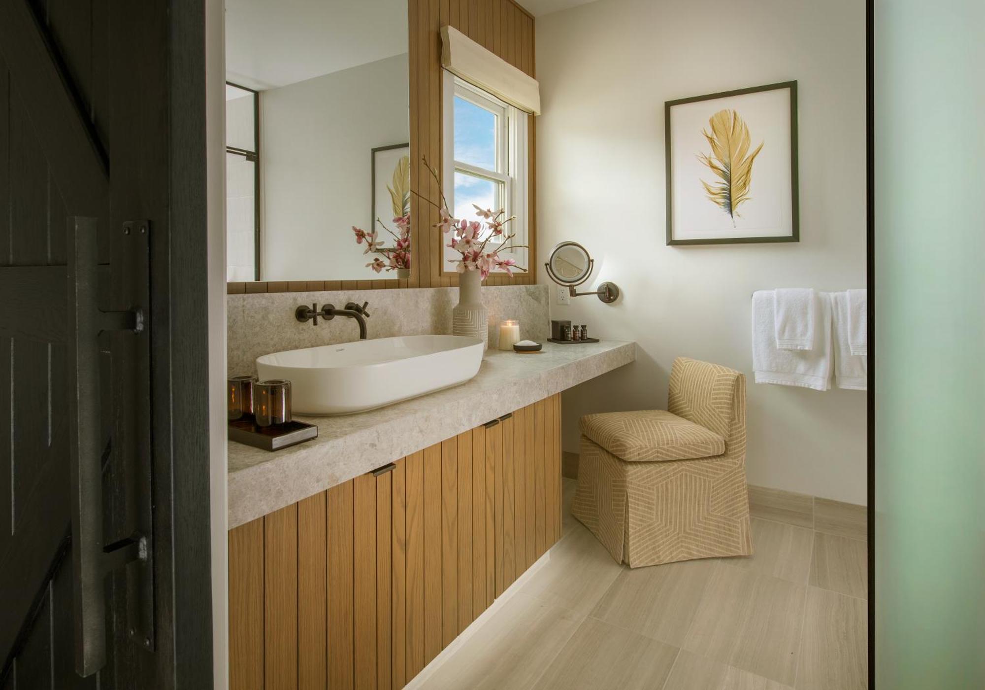 Deluxe Guestroom w or Sofabed