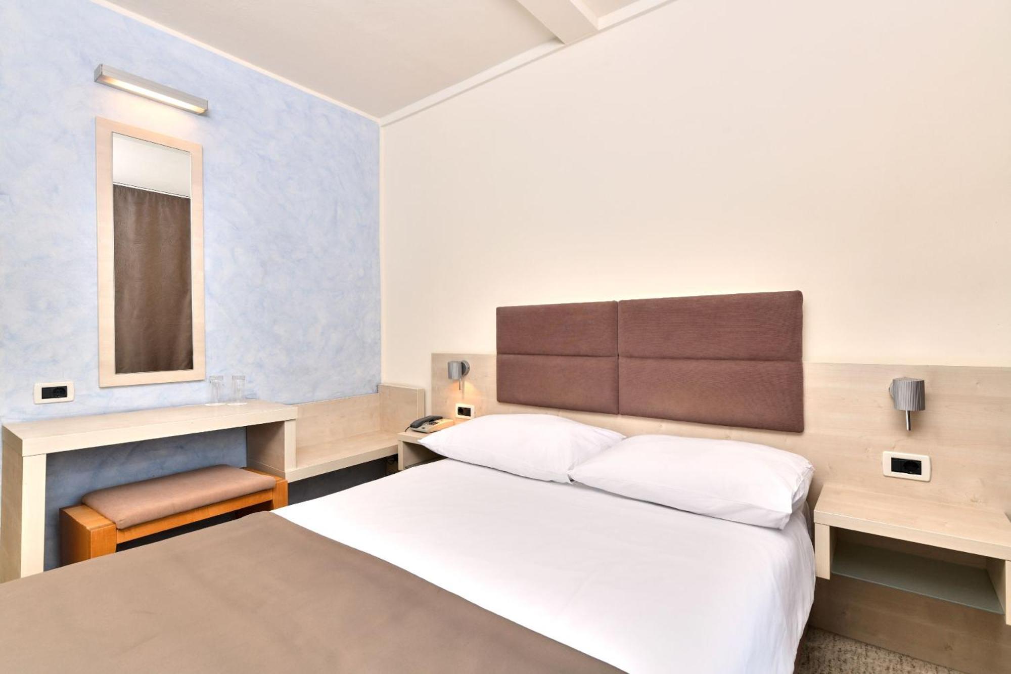 Classic Single Room Balcony Park Side