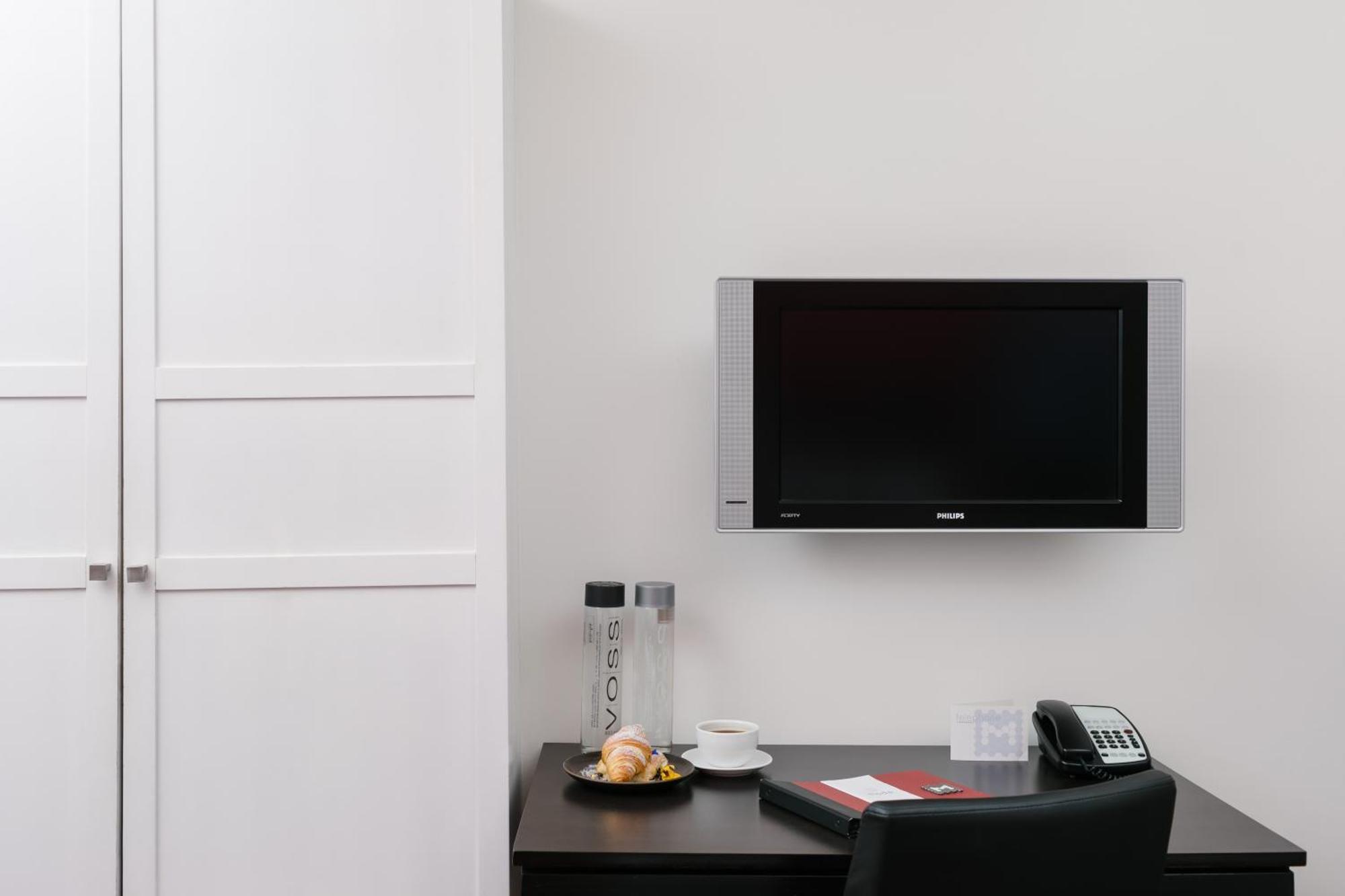 Standard Room 1 Queen Bed