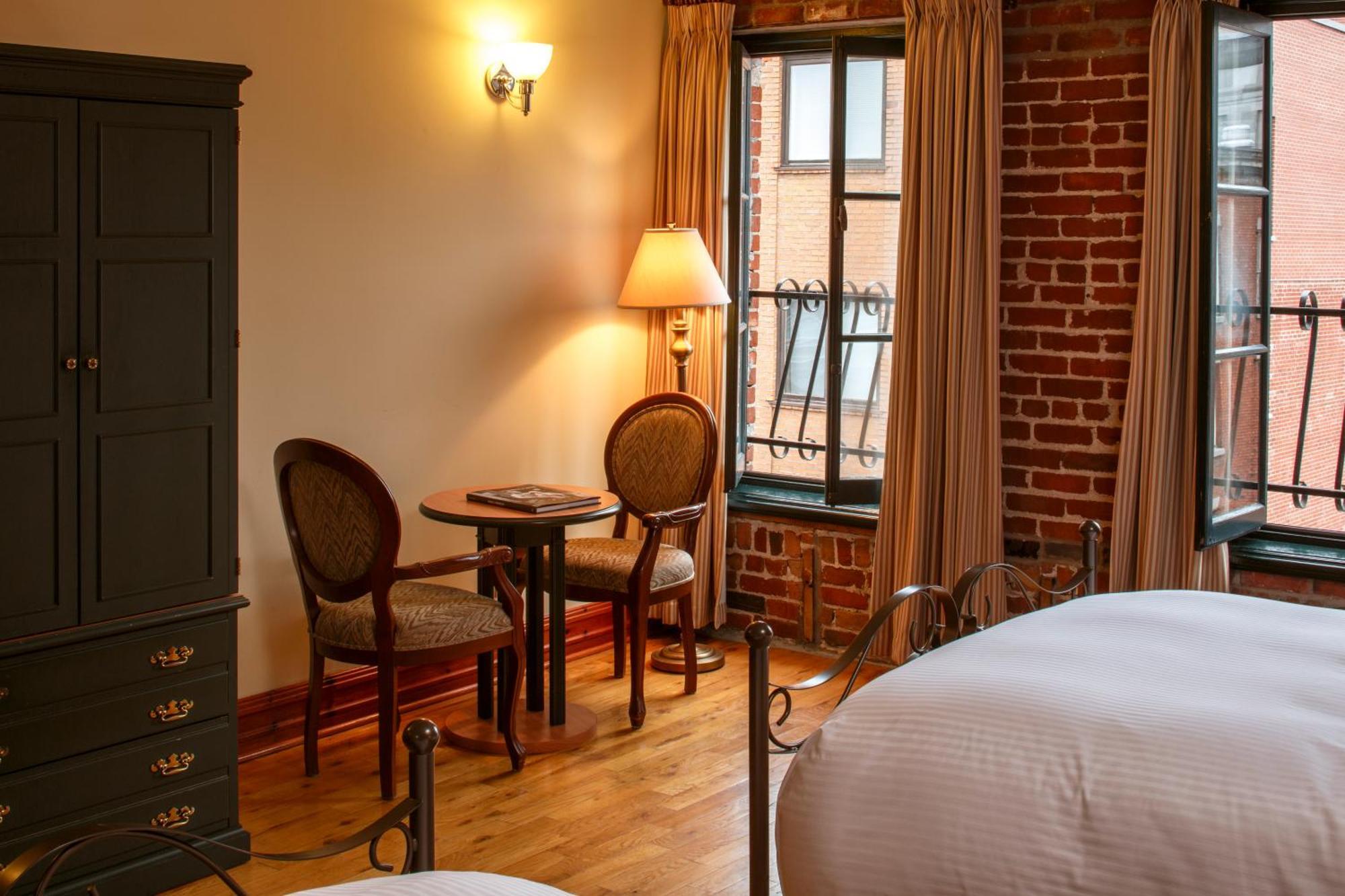 Signature Queen Room St Laurent River Front