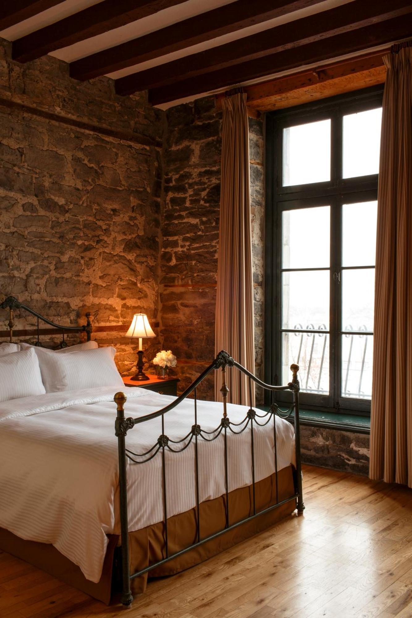 Signature Queen Room St Laurent River Front