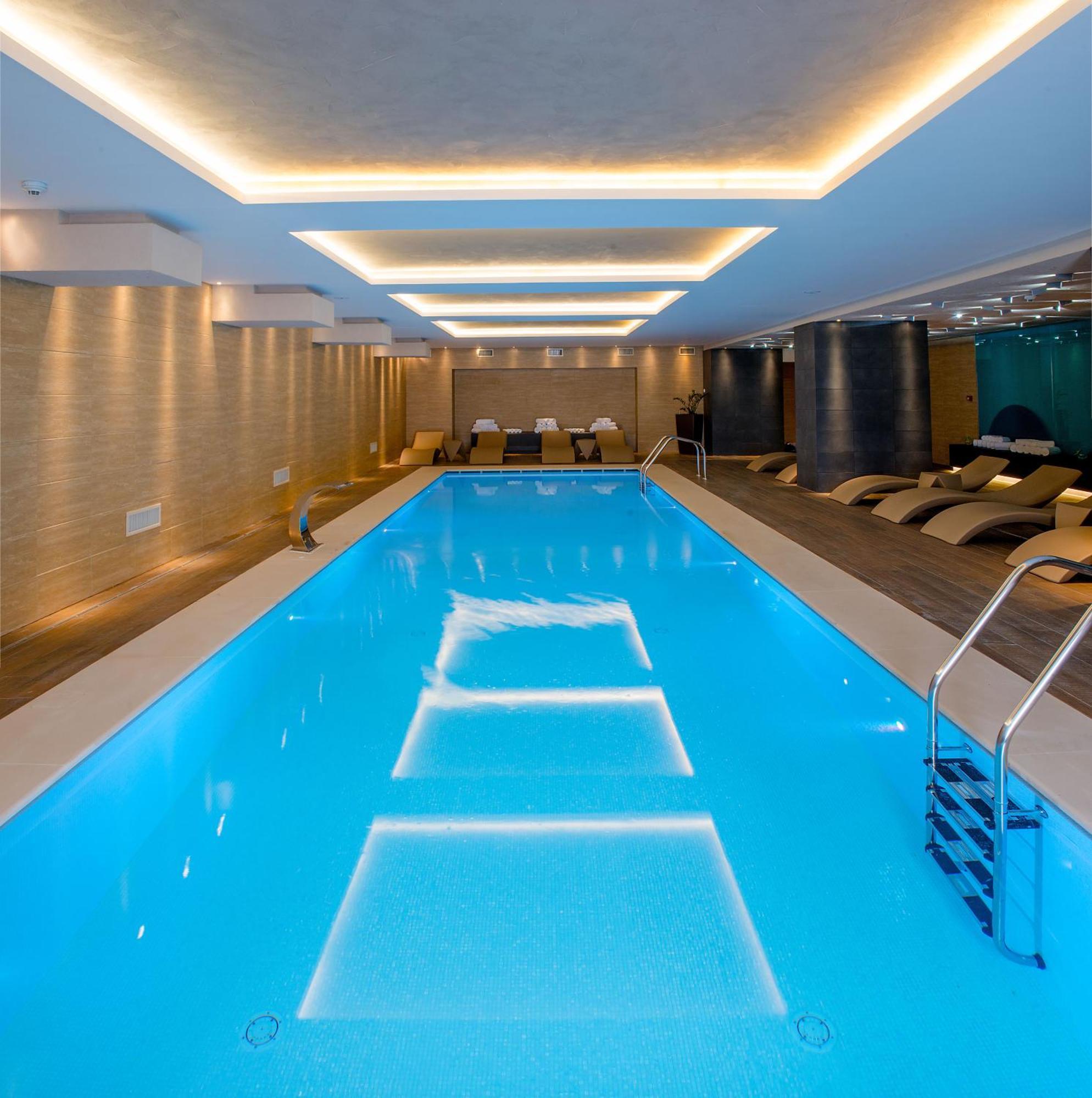 Lifestyle Signature Room pool access