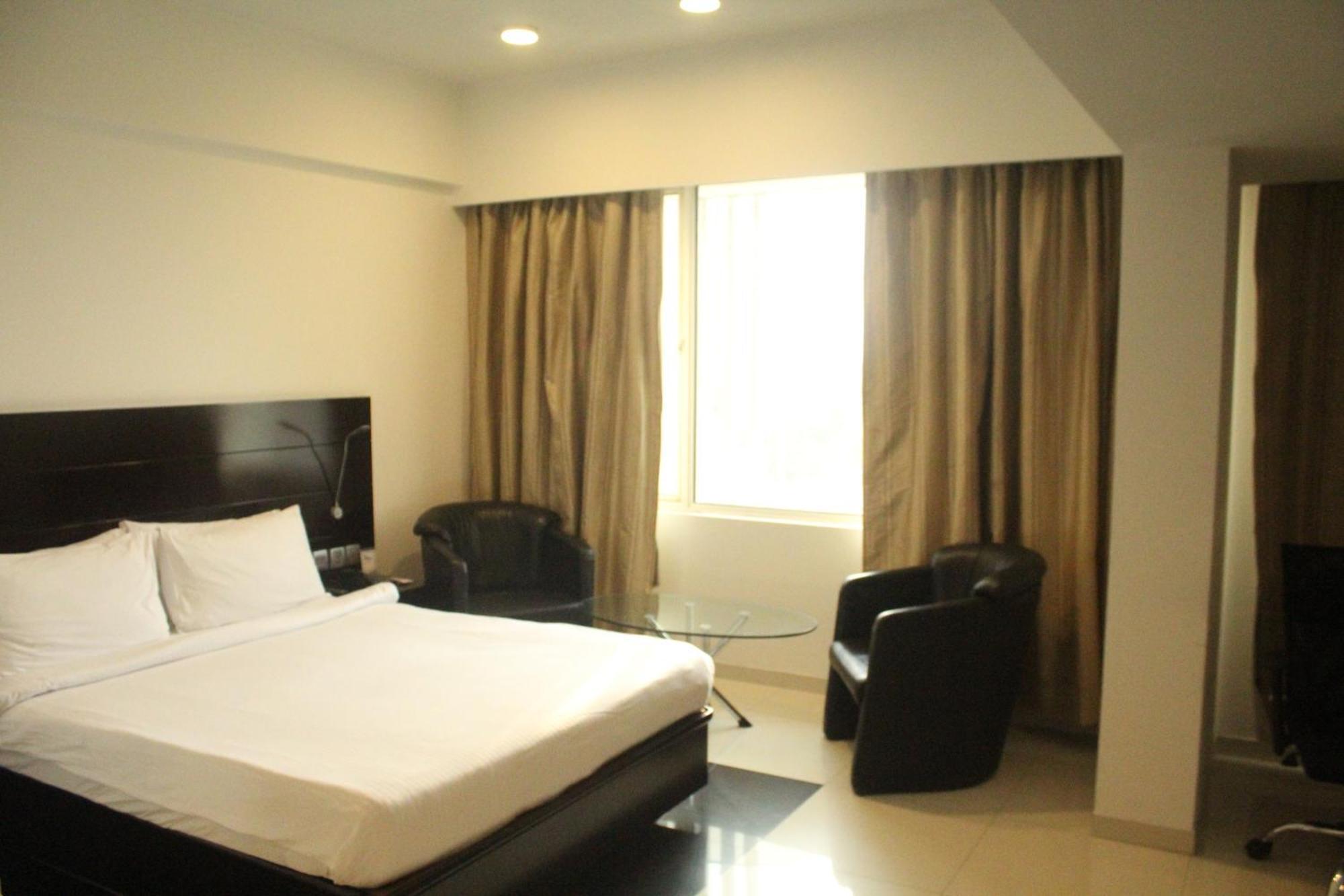 Keys Double Room of on Laundry Service