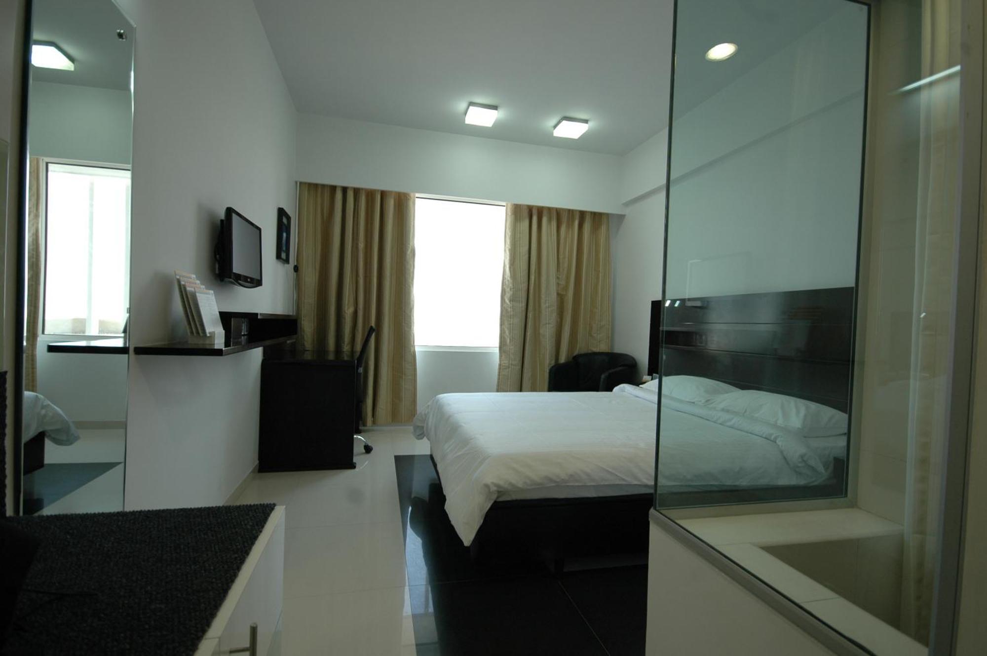 Keys Double Room of on Laundry Service