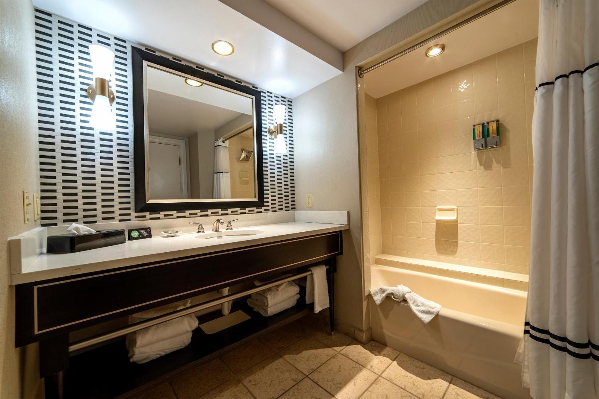 Deluxe King Room - Non-Smoking,1218415360:JPEG