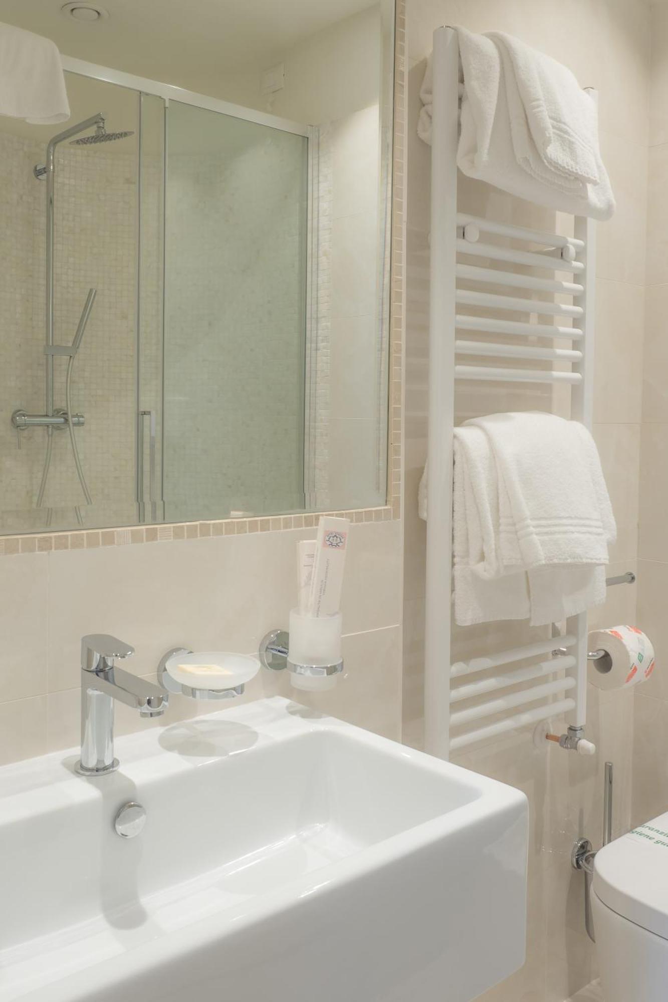 Deluxe Double or Twin Room Pool View