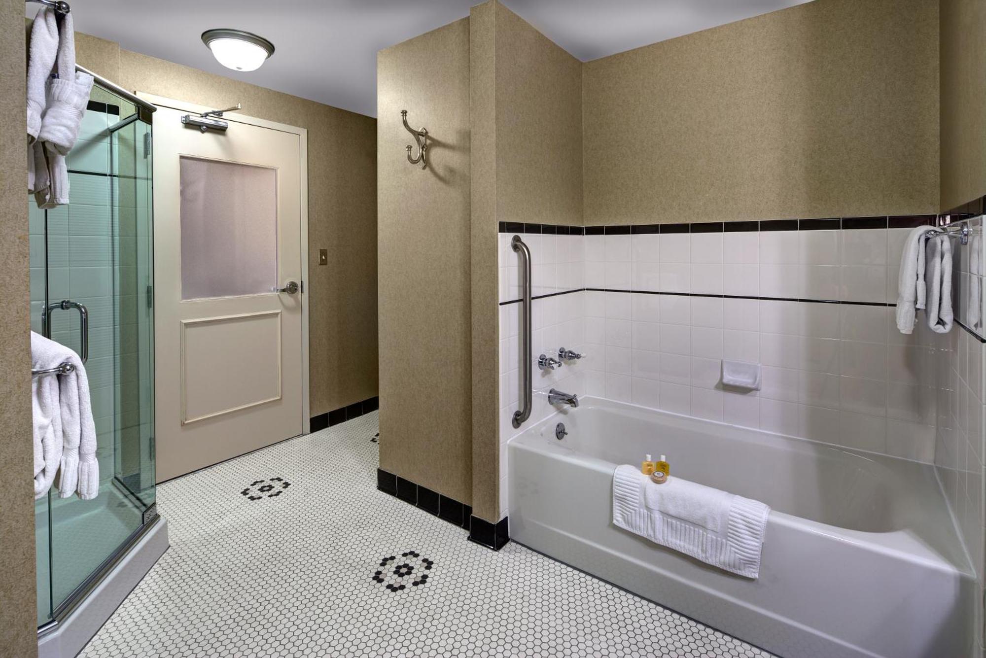 Executive Suite - Non-Smoking,1218954742:JPEG