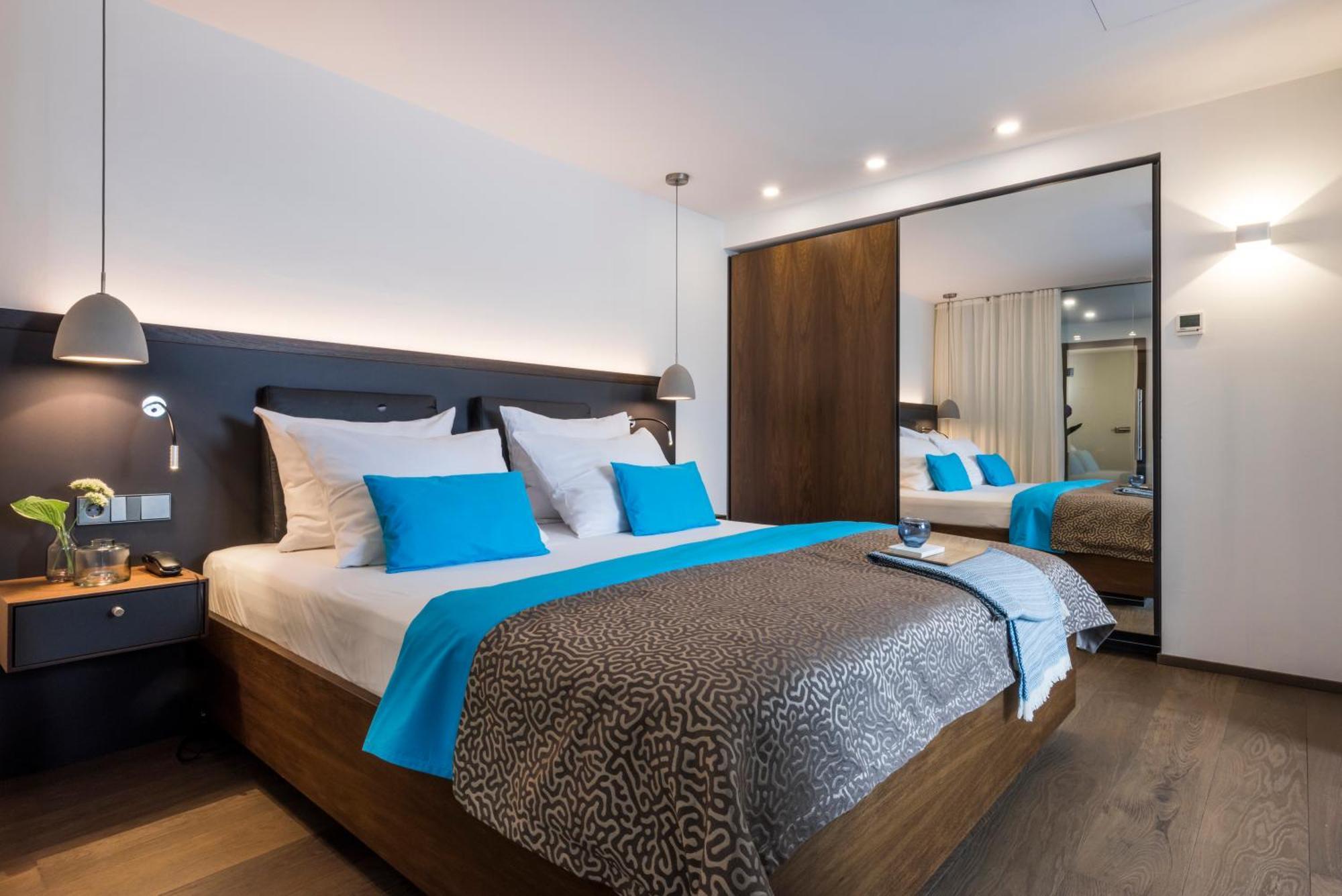 Suite with Partial Lake View,1219245754:JPEG