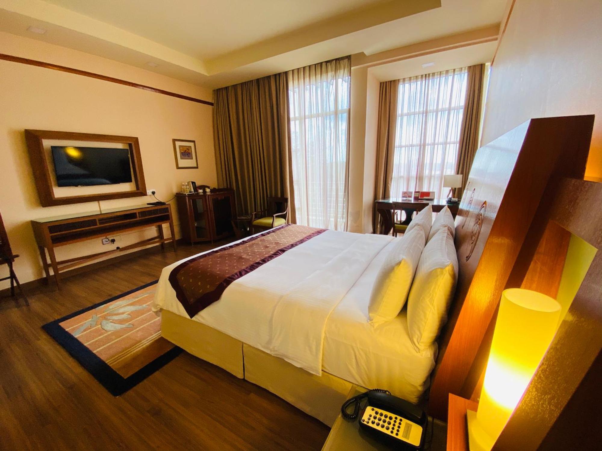 Deluxe Garden View King Room