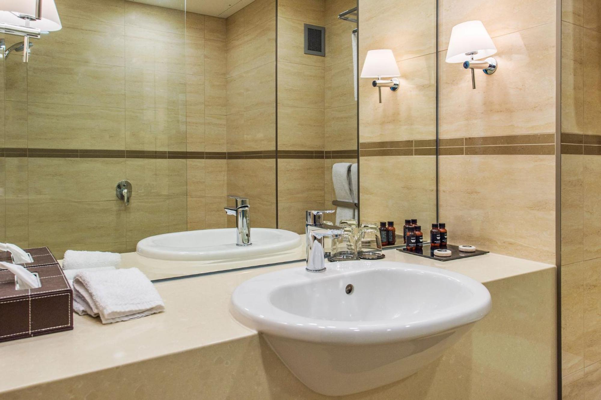 Premium Twin Room with Two Double Beds,1222309012:JPEG